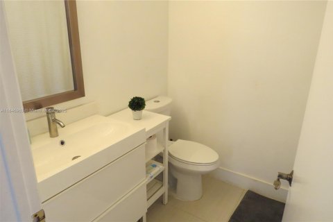 Снять в аренду таунхаус в Авентура, Флорида 3 спальни, 158.58м2, № 1856942 - фото 18