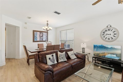 House in Davenport, Florida 4 bedrooms, 156.91 sq.m. № 2231474 - photo 9