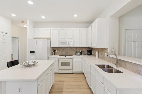 House in Davenport, Florida 4 bedrooms, 156.91 sq.m. № 2231474 - photo 3