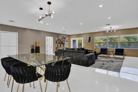 Villa ou maison à vendre à Miami, Floride: 5 chambres, 257.71 m2 № 1872365 - photo 22