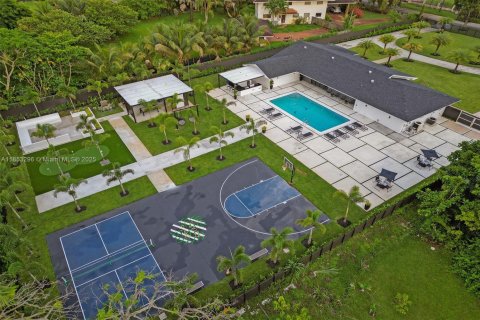 Villa ou maison à vendre à Miami, Floride: 5 chambres, 257.71 m2 № 1872365 - photo 1