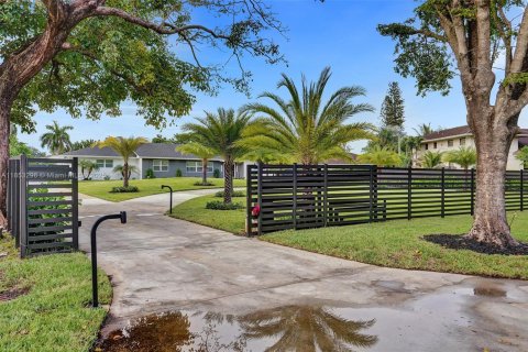 Villa ou maison à vendre à Miami, Floride: 5 chambres, 257.71 m2 № 1872365 - photo 2