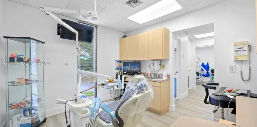 Immobilier commercial à Pembroke Pines, Floride № 2170650
