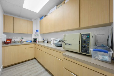 Immobilier commercial à vendre à Pembroke Pines, Floride № 2170650 - photo 10