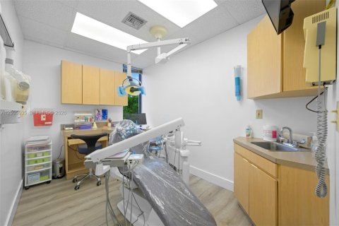Immobilier commercial à vendre à Pembroke Pines, Floride № 2170650 - photo 6