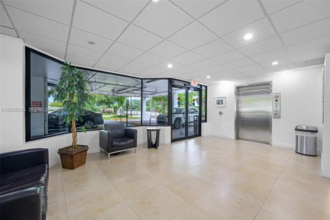Immobilier commercial à vendre à Pembroke Pines, Floride № 2170650 - photo 24