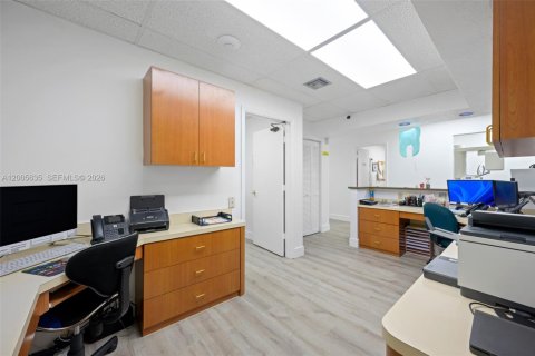 Immobilier commercial à vendre à Pembroke Pines, Floride № 2170650 - photo 11
