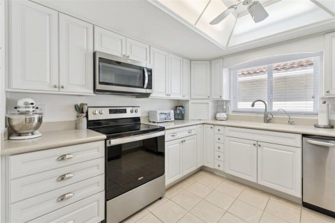 House in Winter Haven, Florida 3 bedrooms, 147.34 sq.m. № 2101423 - photo 9