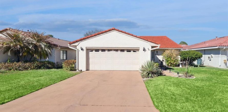 House in Winter Haven, Florida 3 bedrooms, 147.34 sq.m. № 2101423