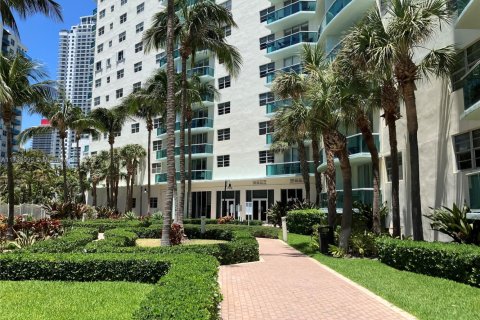Condo in Hollywood, Florida, 2 bedrooms  № 1812384 - photo 3