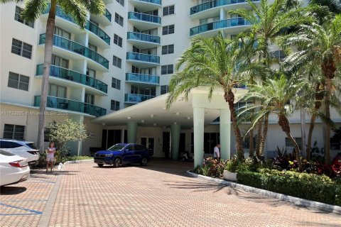 Condo in Hollywood, Florida, 2 bedrooms  № 1812384 - photo 7