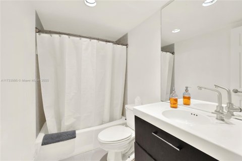 Condo in Hollywood, Florida, 2 bedrooms  № 1812384 - photo 19