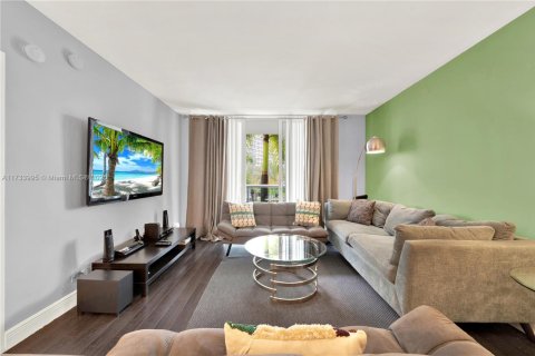 Condo in Hollywood, Florida, 2 bedrooms  № 1812384 - photo 25