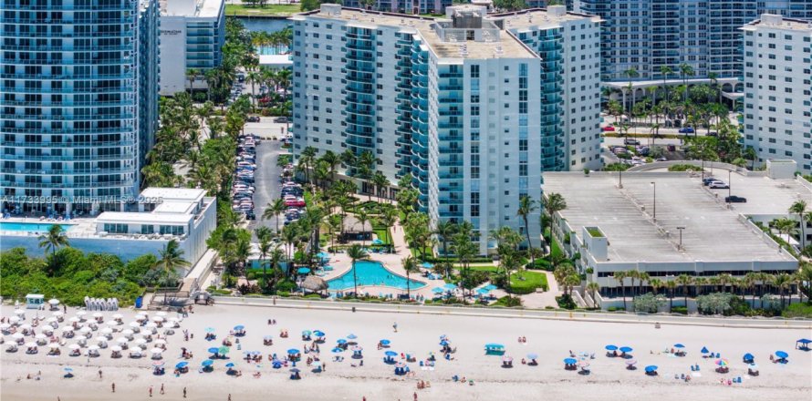 Condo in Hollywood, Florida, 2 bedrooms № 1812384