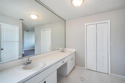 House in Miami, Florida 5 bedrooms, 222.04 sq.m. № 1645222 - photo 19