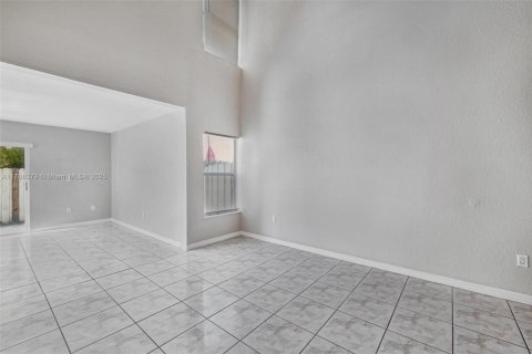 House in Miami, Florida 5 bedrooms, 222.04 sq.m. № 1645222 - photo 9