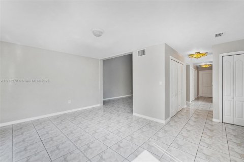 House in Miami, Florida 5 bedrooms, 222.04 sq.m. № 1645222 - photo 10