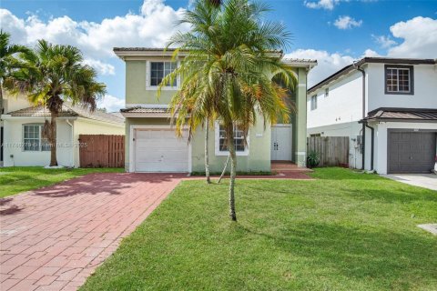 House in Miami, Florida 5 bedrooms, 222.04 sq.m. № 1645222 - photo 1