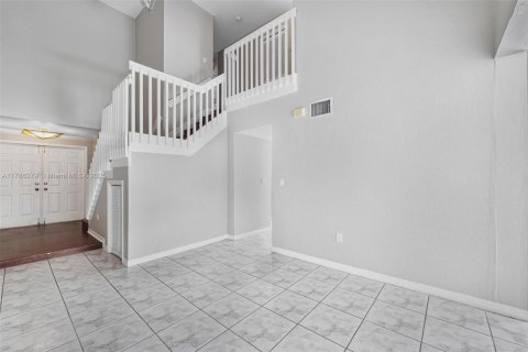 House in Miami, Florida 5 bedrooms, 222.04 sq.m. № 1645222 - photo 5