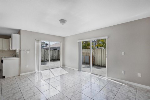 House in Miami, Florida 5 bedrooms, 222.04 sq.m. № 1645222 - photo 8