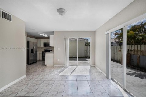 House in Miami, Florida 5 bedrooms, 222.04 sq.m. № 1645222 - photo 13