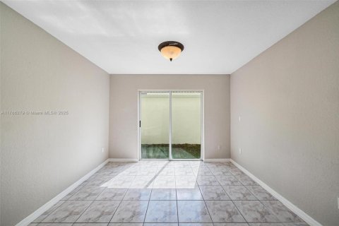 House in Miami, Florida 5 bedrooms, 222.04 sq.m. № 1645222 - photo 12
