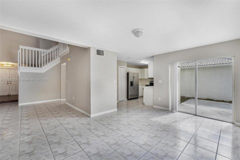 House in Miami, Florida 5 bedrooms, 222.04 sq.m. № 1645222 - photo 7
