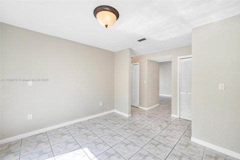 House in Miami, Florida 5 bedrooms, 222.04 sq.m. № 1645222 - photo 11