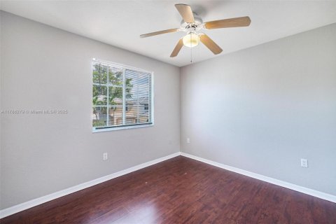 House in Miami, Florida 5 bedrooms, 222.04 sq.m. № 1645222 - photo 24