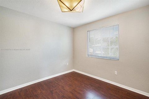 House in Miami, Florida 5 bedrooms, 222.04 sq.m. № 1645222 - photo 27