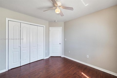 House in Miami, Florida 5 bedrooms, 222.04 sq.m. № 1645222 - photo 22