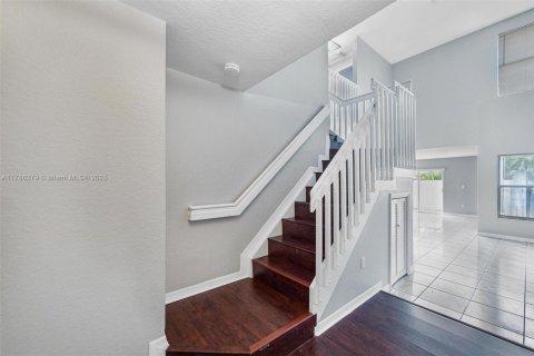 House in Miami, Florida 5 bedrooms, 222.04 sq.m. № 1645222 - photo 4