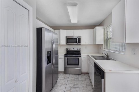 House in Miami, Florida 5 bedrooms, 222.04 sq.m. № 1645222 - photo 14