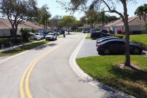 Townhouse in Miramar, Florida 3 bedrooms, 108.7 sq.m. № 2032272 - photo 8