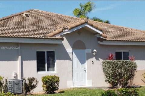 Townhouse in Miramar, Florida 3 bedrooms, 108.7 sq.m. № 2032272 - photo 9