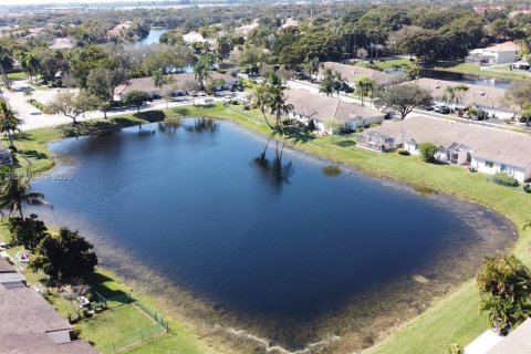 Townhouse in Miramar, Florida 3 bedrooms, 108.7 sq.m. № 2032272 - photo 4