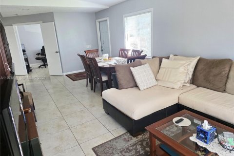 Townhouse in Miramar, Florida 3 bedrooms, 108.7 sq.m. № 2032272 - photo 13