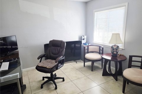 Townhouse in Miramar, Florida 3 bedrooms, 108.7 sq.m. № 2032272 - photo 23