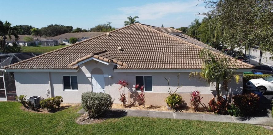 Townhouse in Miramar, Florida 3 bedrooms, 108.7 sq.m. № 2032272