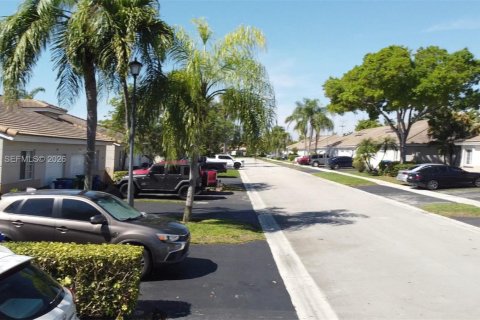 Townhouse in Miramar, Florida 3 bedrooms, 108.7 sq.m. № 2032272 - photo 5