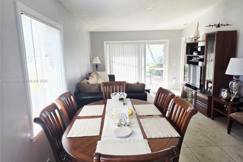 Townhouse in Miramar, Florida 3 bedrooms, 108.7 sq.m. № 2032272 - photo 11