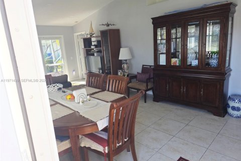 Townhouse in Miramar, Florida 3 bedrooms, 108.7 sq.m. № 2032272 - photo 10