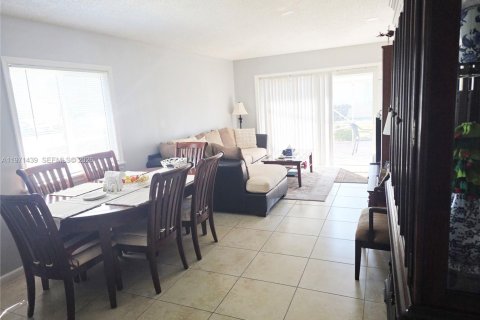 Townhouse in Miramar, Florida 3 bedrooms, 108.7 sq.m. № 2032272 - photo 18