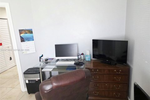 Townhouse in Miramar, Florida 3 bedrooms, 108.7 sq.m. № 2032272 - photo 25