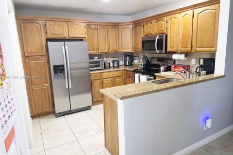 Townhouse in Miramar, Florida 3 bedrooms, 108.7 sq.m. № 2032272 - photo 19