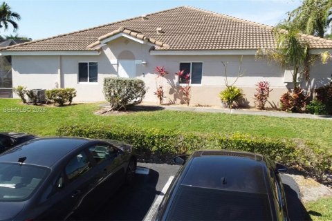 Townhouse in Miramar, Florida 3 bedrooms, 108.7 sq.m. № 2032272 - photo 2