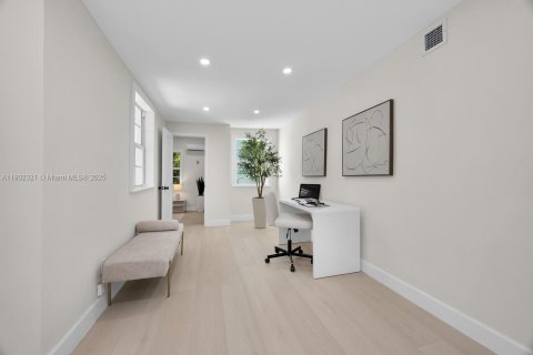 Купить виллу или дом в Корал-Гейблс, Флорида 3 спальни, 169.83м2, № 1954339 - фото 16