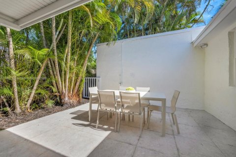 Купить виллу или дом в Корал-Гейблс, Флорида 3 спальни, 169.83м2, № 1954339 - фото 30