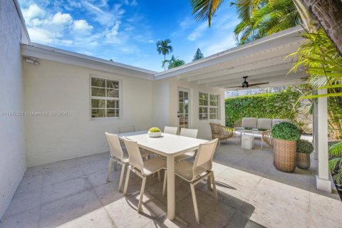 Купить виллу или дом в Корал-Гейблс, Флорида 3 спальни, 169.83м2, № 1954339 - фото 27