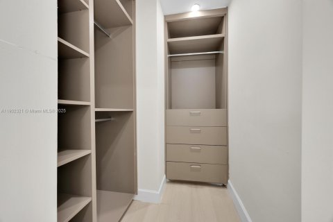 Купить виллу или дом в Корал-Гейблс, Флорида 3 спальни, 169.83м2, № 1954339 - фото 21